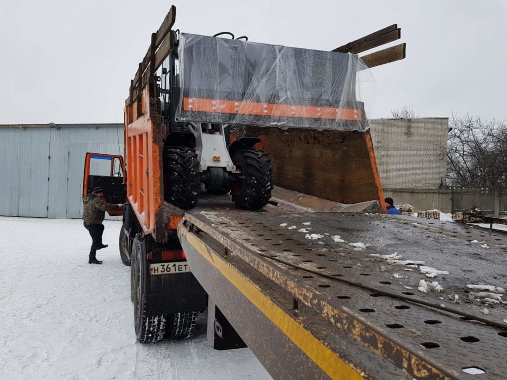 Погрузчик в самосвале