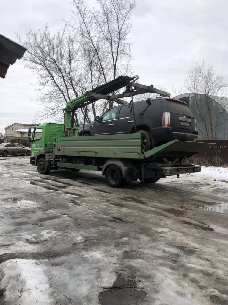Cadillaс Escalade на эвакуаторе с манипулятором