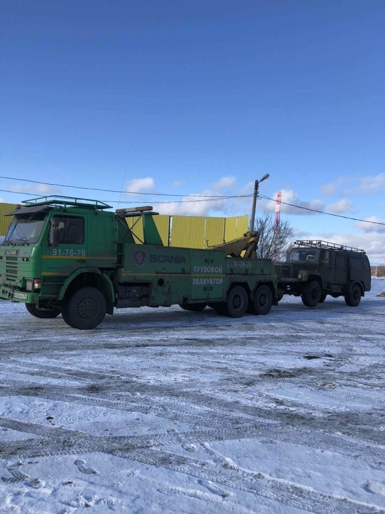 Грузовой эвакуатор буксирует грузовик ГАЗ