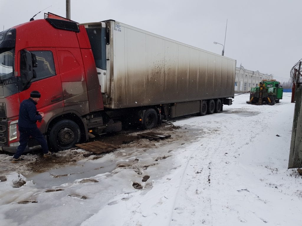 Фура буксируется грузовым эвакуатором