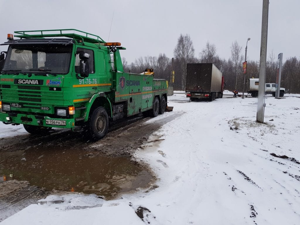 Грузовой эвакуатор вытаскивает фуру