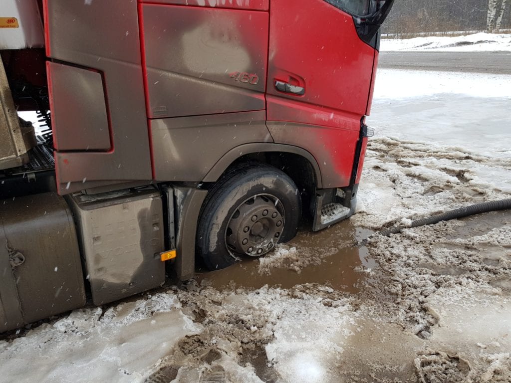 Фура кабиной в яме