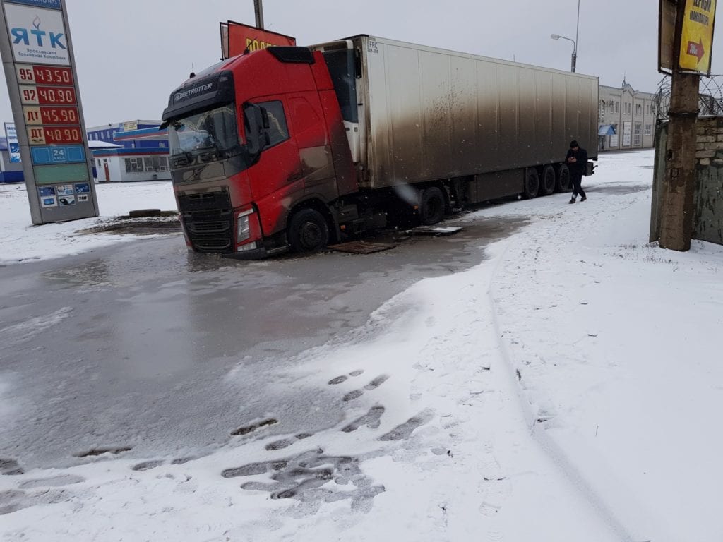 Фура провалилась в яму на заправке