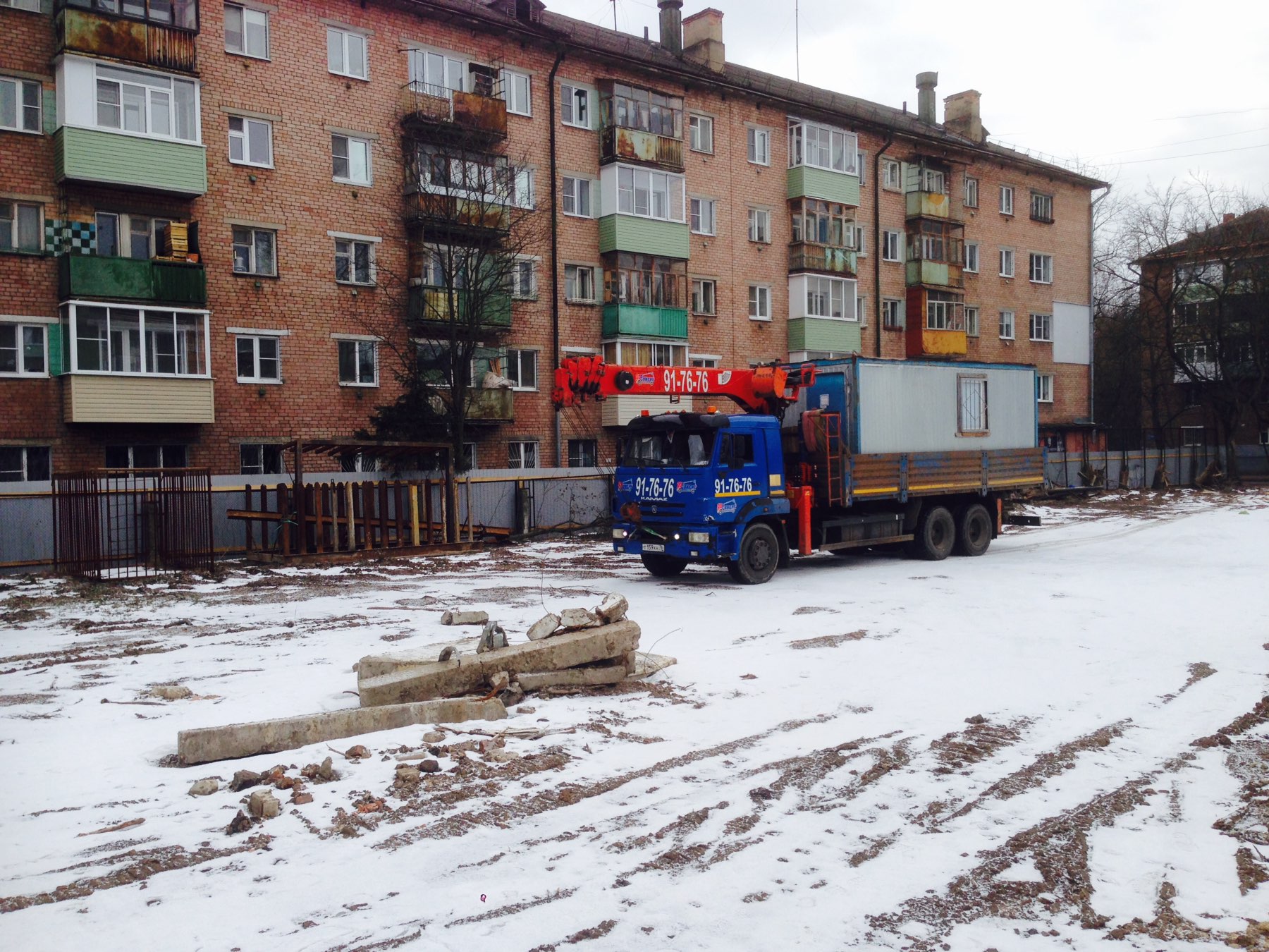 Манипулятор перевозить бытовку на стройку в Ярославле