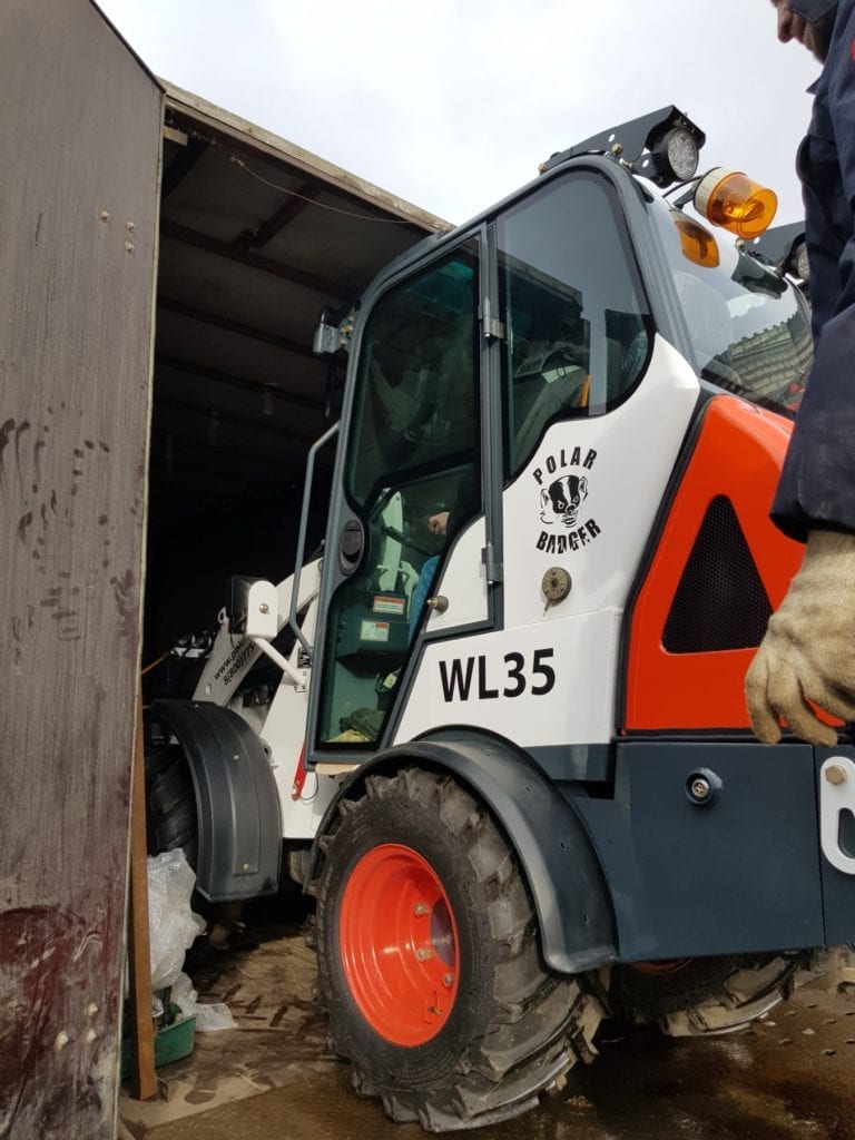 Погрузчик заезжает в газель
