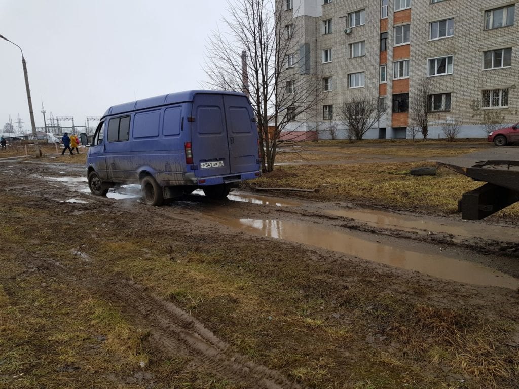 Фургон Газель на дороге