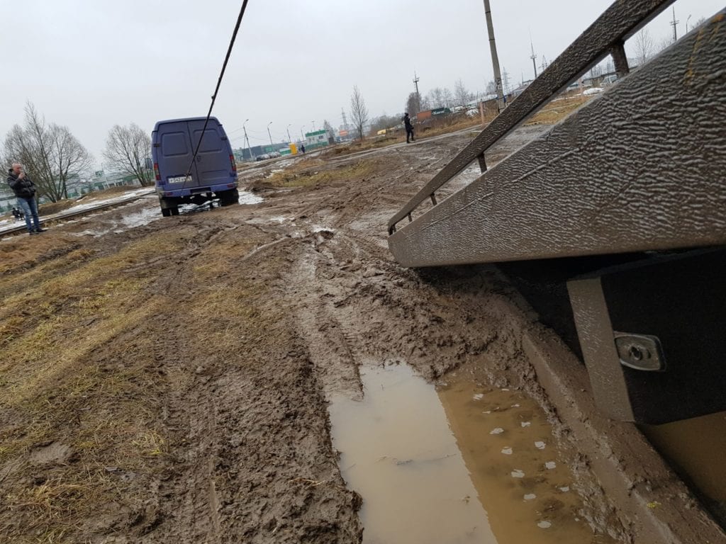 Эвакуатор тащит лебедкой застрявший фургон Газель