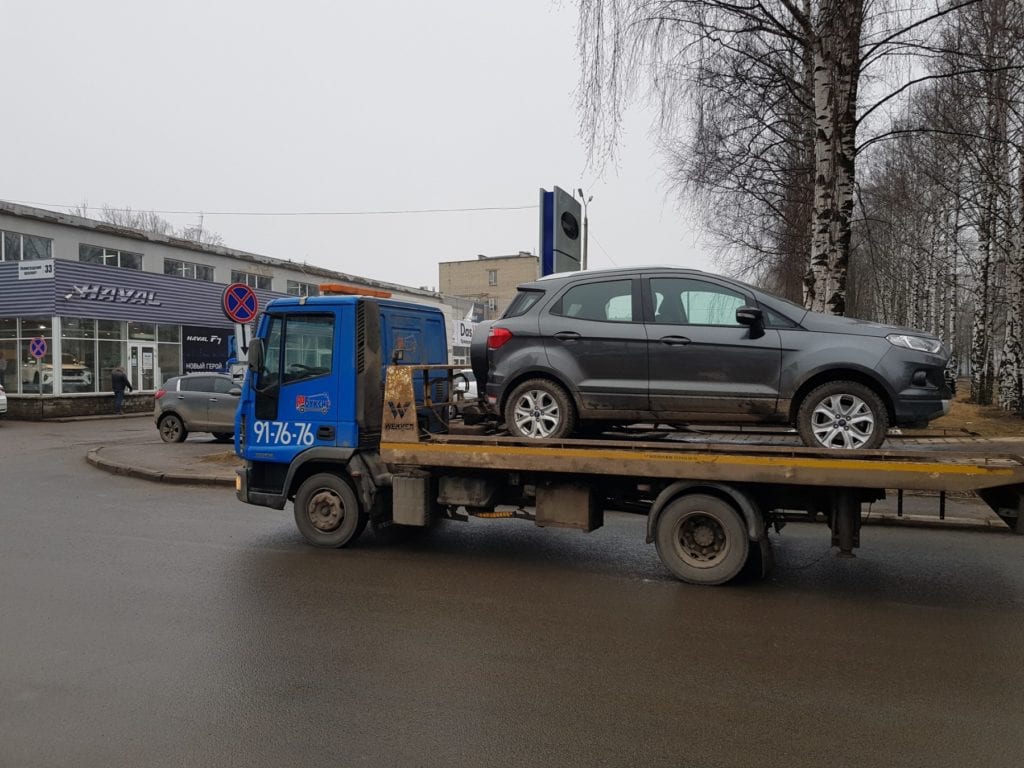Автомобиль Ford EcoSport на эвакуаторе