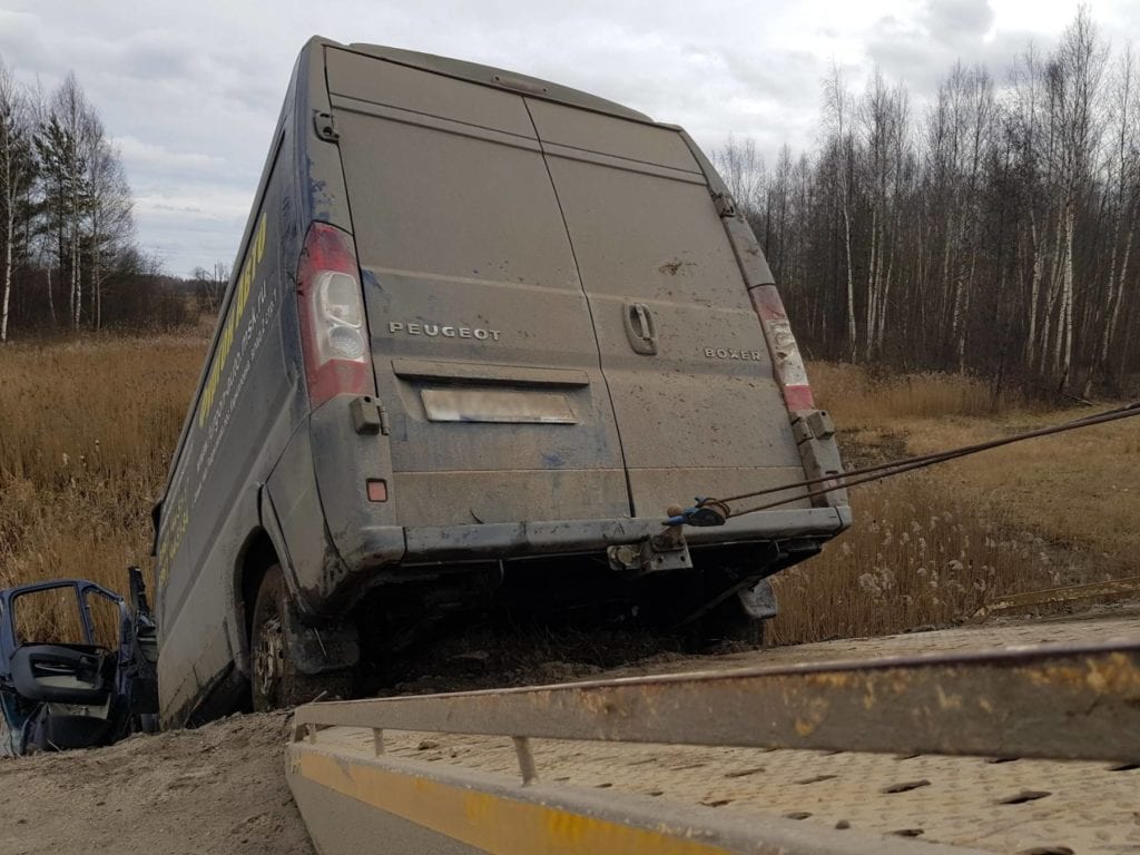 Фургон Peugeot Boxer загружается на платформу эвакуатора