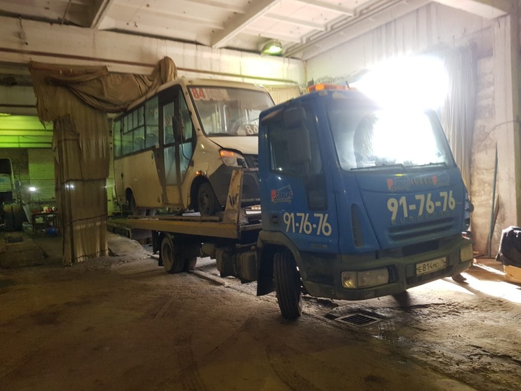 Пассажирский микроавтобус Газель на эвакуаторе